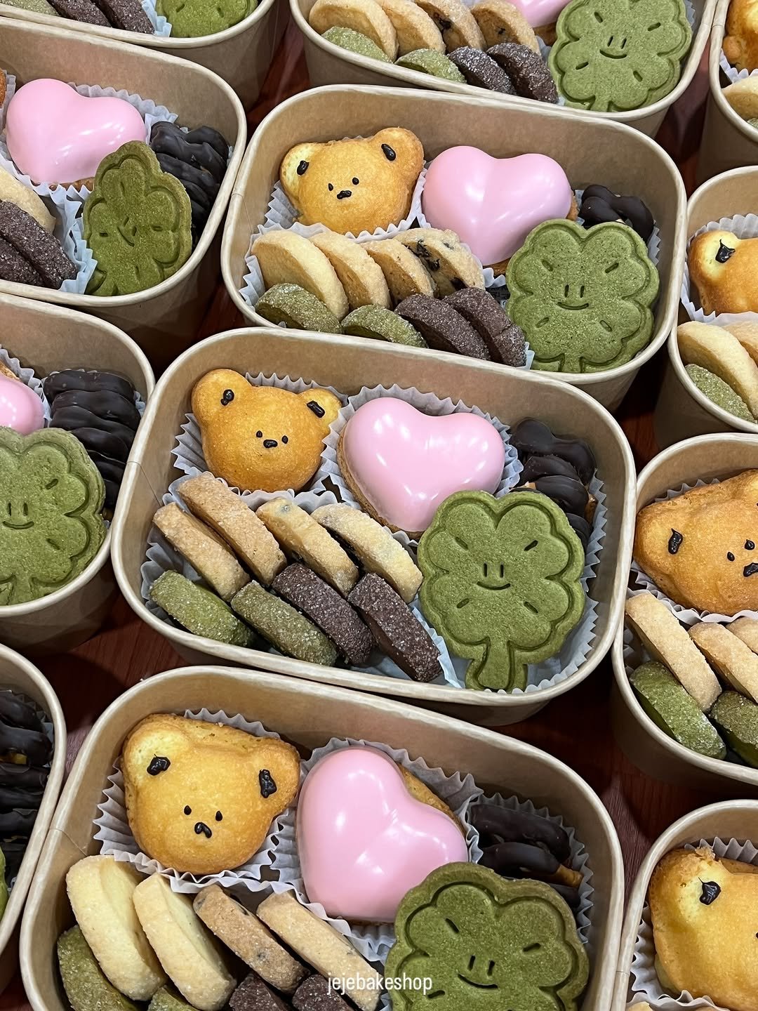 Photo by 수원 행궁동 제제과자점 / 쿠키 / 휘낭시에 / 파운드 / 구움과자 / 수원답례품 / 답례품 on August 08, 2025. May be an image of cake, hamper, wafer and text.