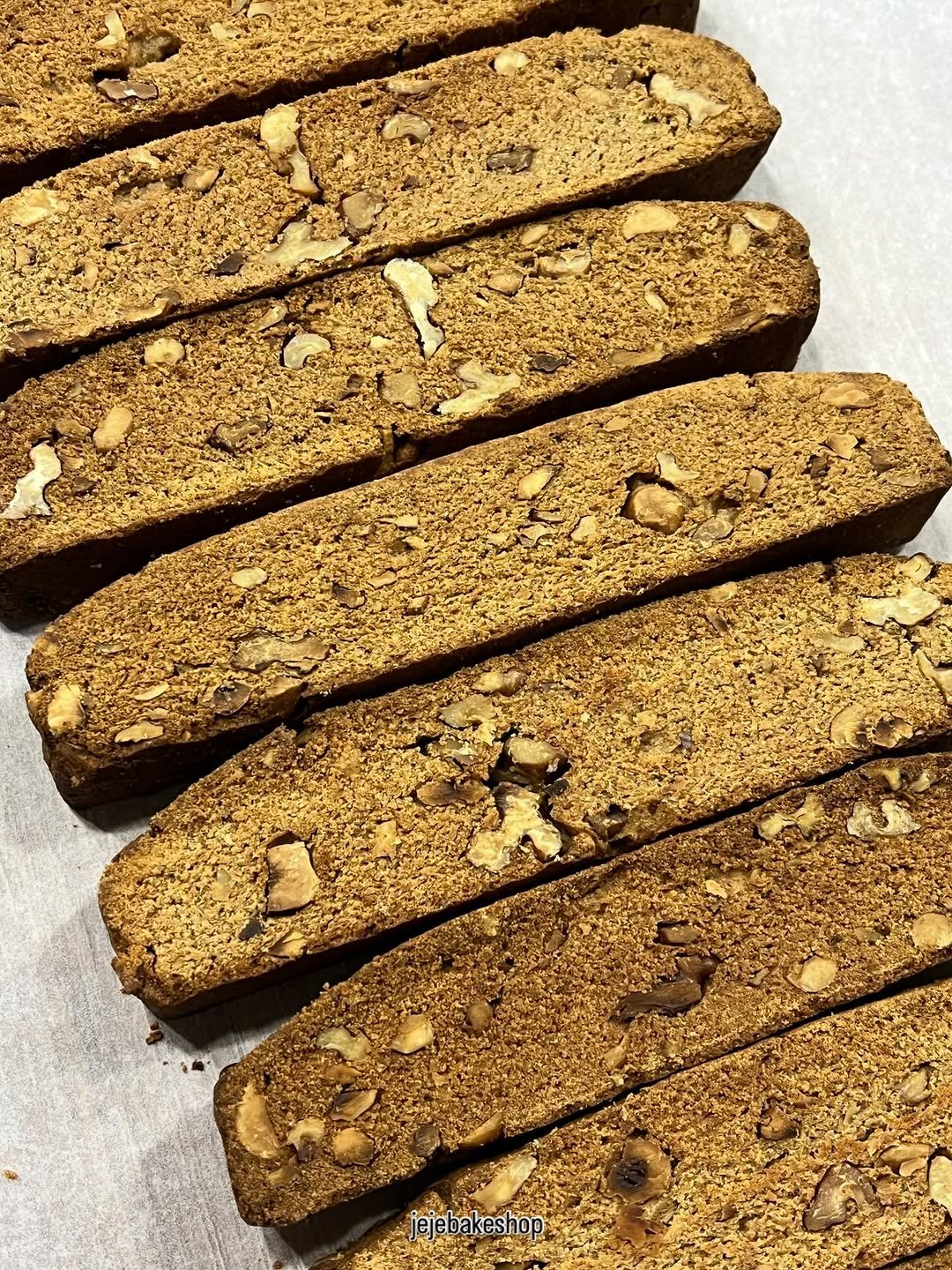 Photo by 수원 행궁동 제제과자점 / 쿠키 / 휘낭시에 / 파운드 / 구움과자 / 수원답례품 / 답례품 in 행궁동. May be an image of rye bread, raisin and text.