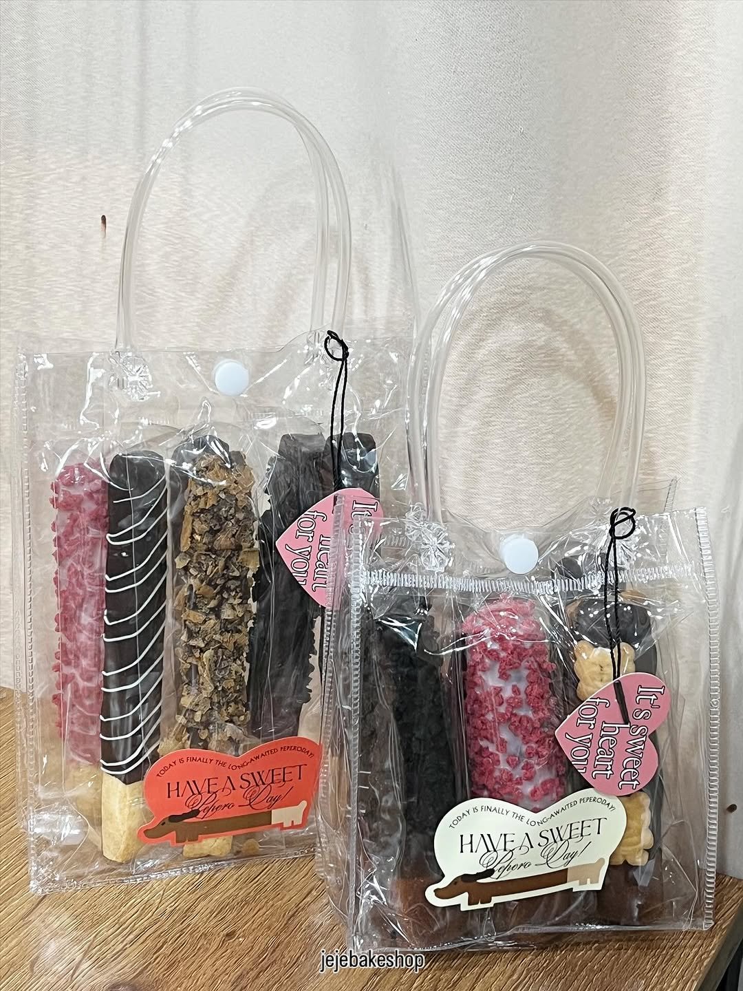 Photo by 수원 행궁동 제제과자점 / 쿠키 / 휘낭시에 / 파운드 / 구움과자 / 수원답례품 / 답례품 in 행궁동. May be an image of napkin ring, lollipop, hamper and text.