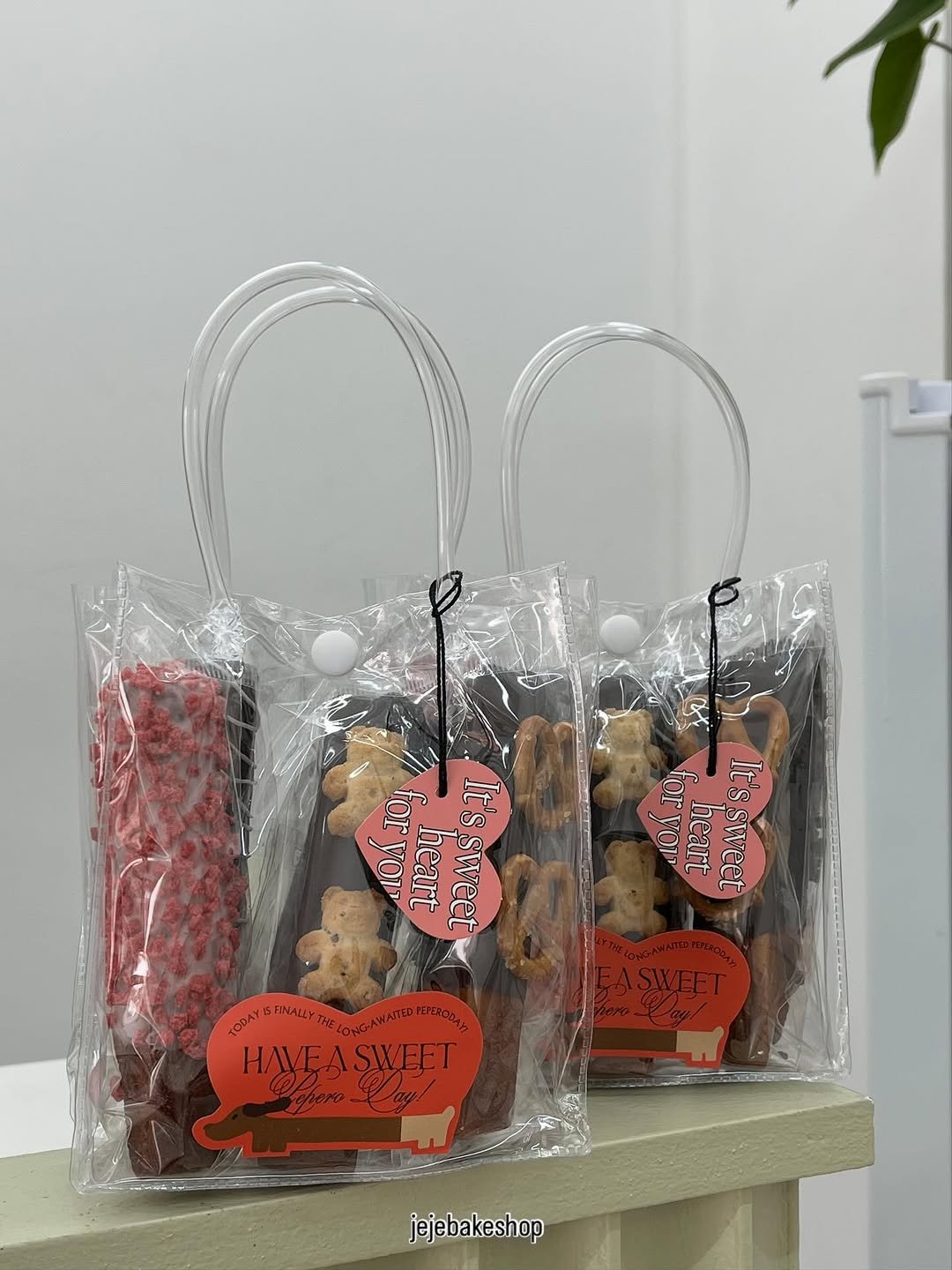 Photo by 수원 행궁동 제제과자점 / 쿠키 / 휘낭시에 / 파운드 / 구움과자 / 수원답례품 / 답례품 in 행궁동. May be an image of oatmeal cookies, basket, hamper and text.