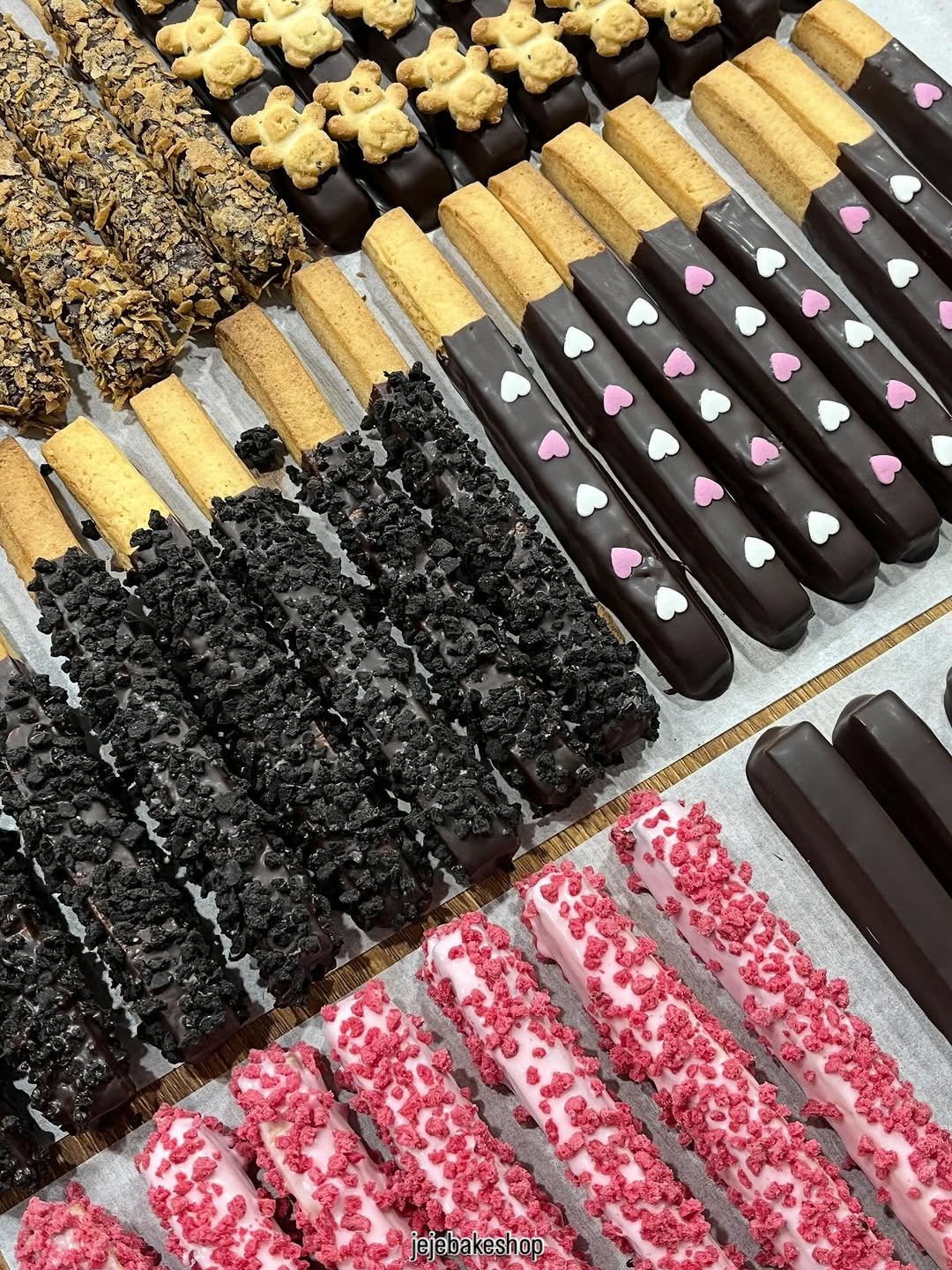 Photo by 수원 행궁동 제제과자점 / 쿠키 / 휘낭시에 / 파운드 / 구움과자 / 수원답례품 / 답례품 in 행궁동. May be an image of breadstick, wafer, eclair and text.