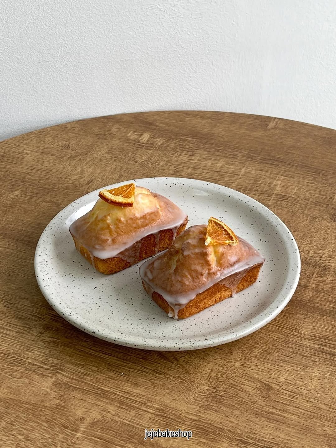 Photo by 수원 행궁동 제제과자점 / 쿠키 / 휘낭시에 / 파운드 / 구움과자 / 수원답례품 / 답례품 in 행궁동. May be an image of chiffon cake, tart and text.