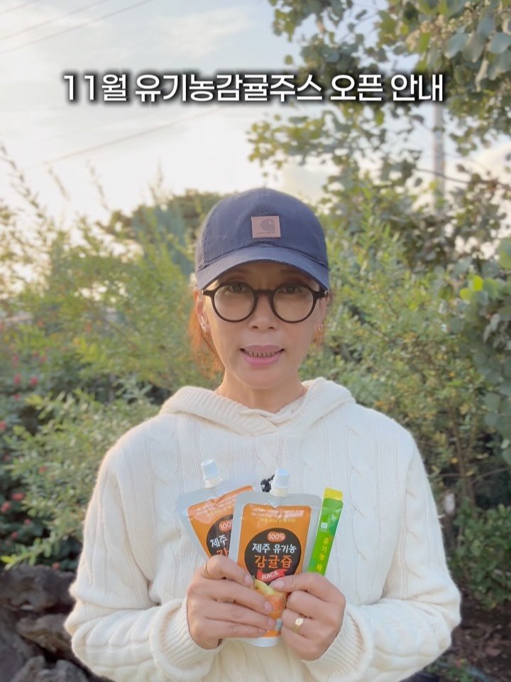 jeju_momsfarm 게시물 이미지: 제주는. . 
귤향보다 한 발 먼저 겨울 바람이 스며듭니다.
밤사이 내린 비가 흙을...