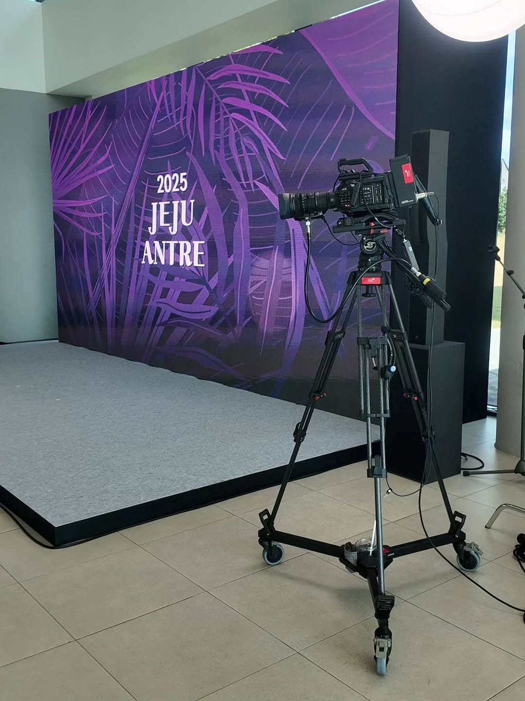 Photo by ￨담젠￨ 제주정보 제주사진여행 제주맛집 on November 11, 2025. May be an image of television, screen, camera, tripod, carpet, camcorder, office and text.