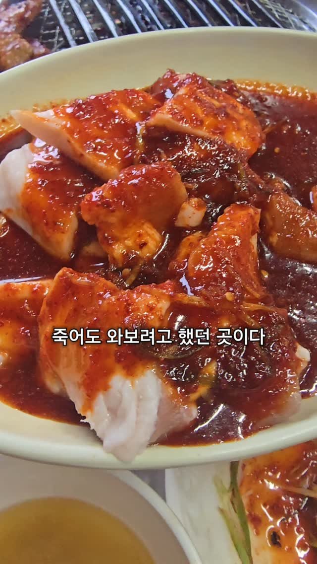 jeju_phototour 게시물 이미지: 메뉴판의 가장 상단에는 생오겹이에요, 이건 제주산! 

그런데.... 

사람들...