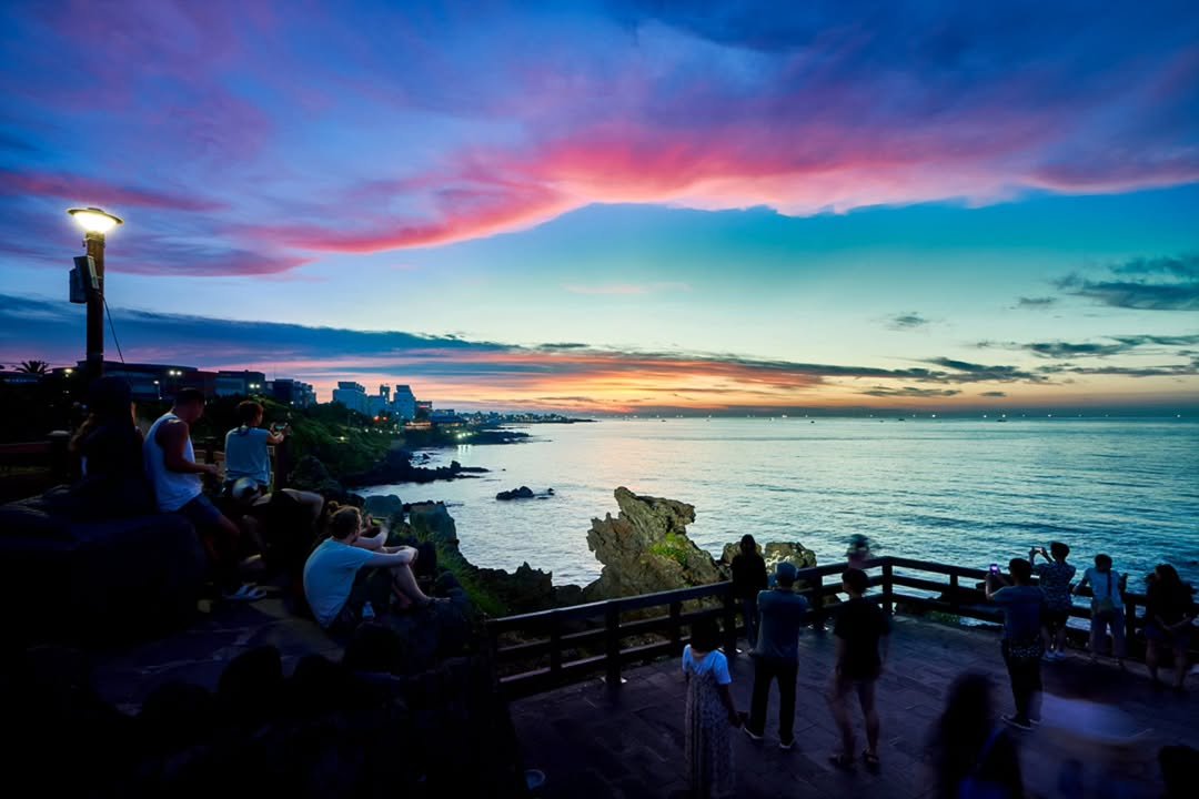 Photo by 제주도여기 | 제주도 대표 인스타그램 in 용두암. May be an image of 10 people, ocean, nature, twilight, water and text.