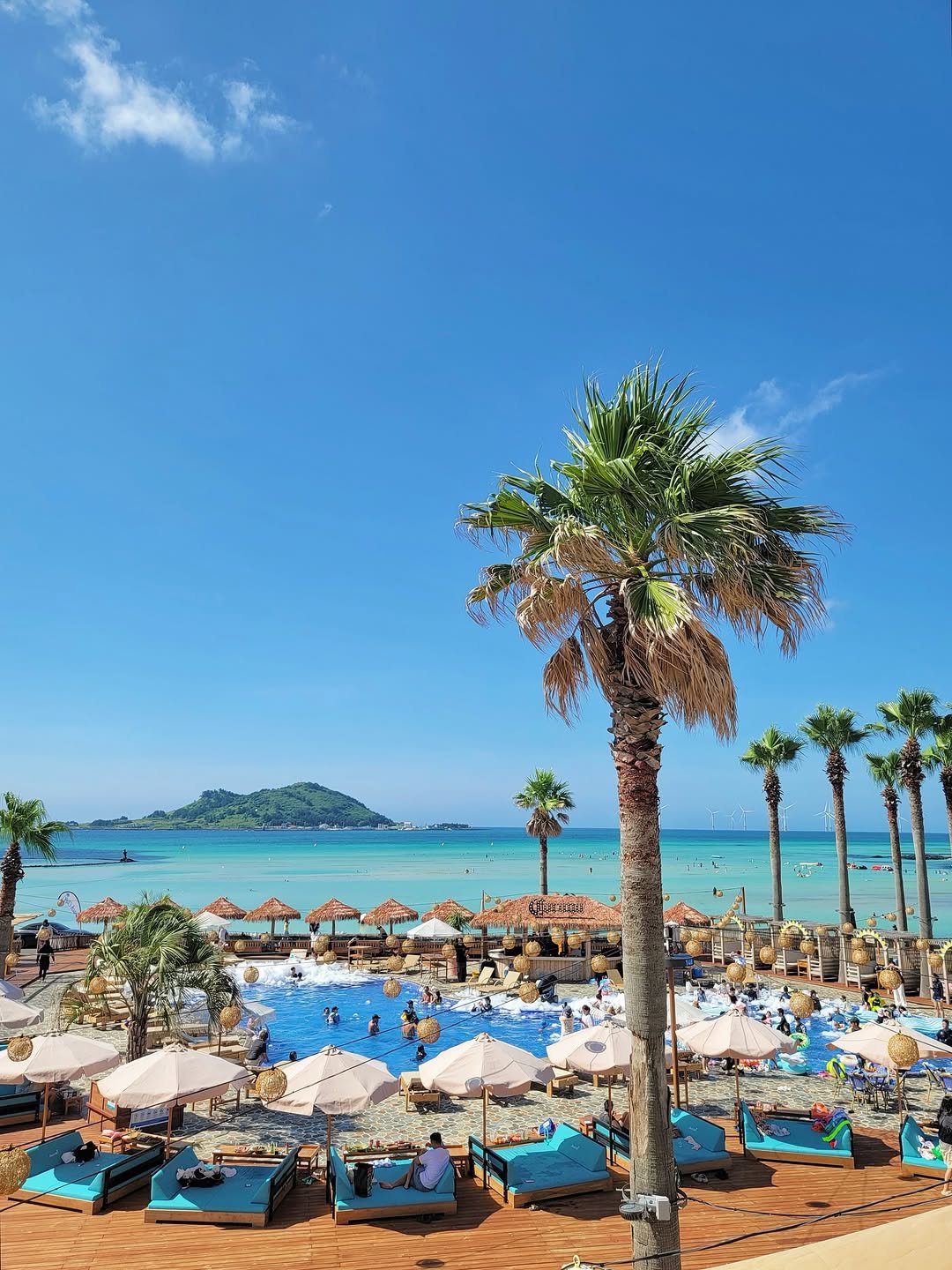 Photo by 제주미니 on September 25, 2025. May be an image of beach and pool.