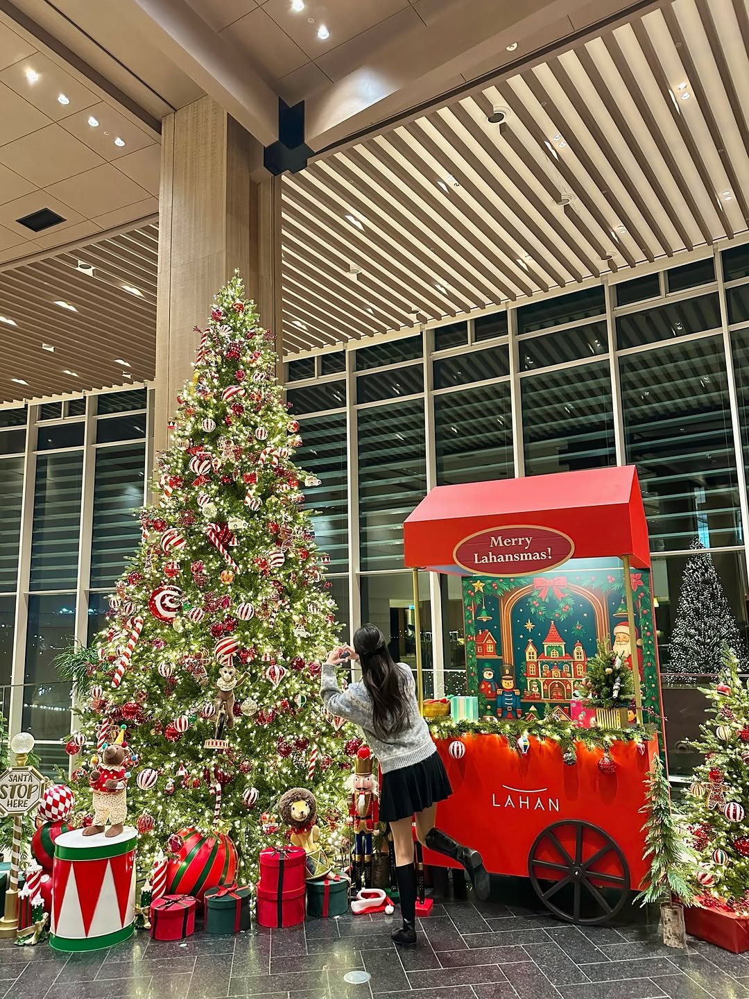 Photo by 젤로ㅣ여행•숙소•카페•맛집•팝업 on December 19, 2025. May be an image of christmas tree, tinsel and text that says 'HФ o ပမ Merry Lahansmas! TOP man LAHAN'.