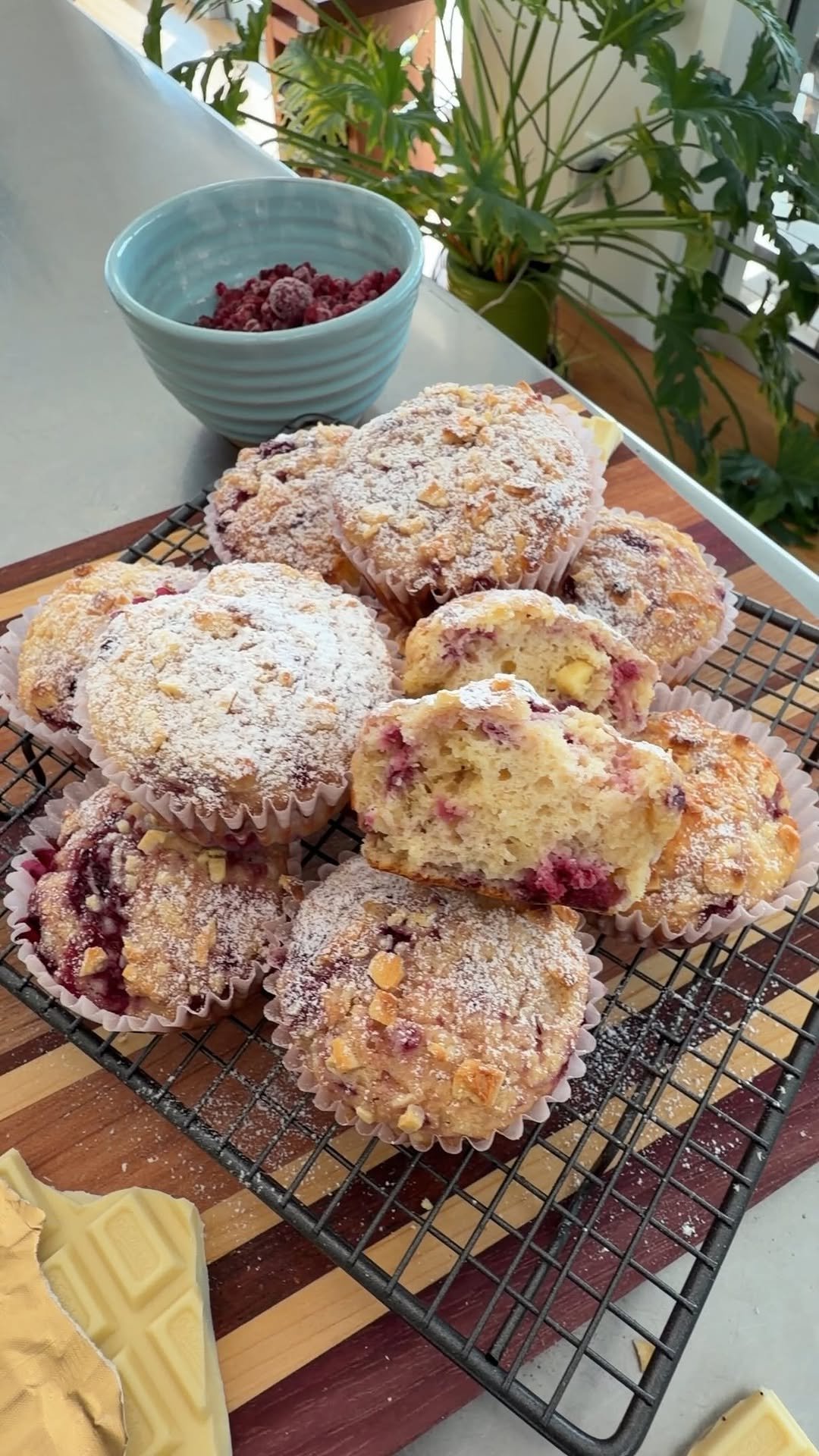 jemmas_kitchen_ 게시물 이미지: Raspberry white chocolate protein muffins 🌸🤍...