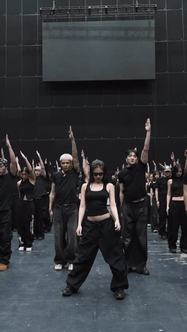 jennie_hq 게시물 이미지: 2025 MMA Performance Rehearsal Out Now 💃

🔗...