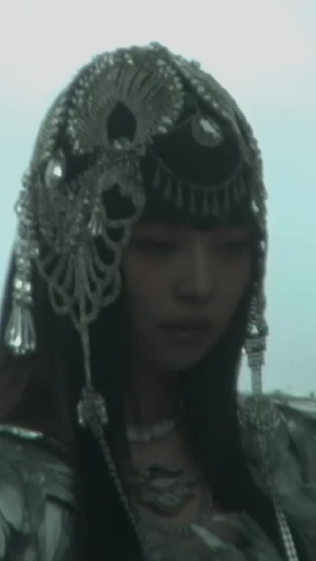 jennie_hq 게시물 이미지: ZEN Official MV Behind The Scenes Out Now 🪽

🔗...