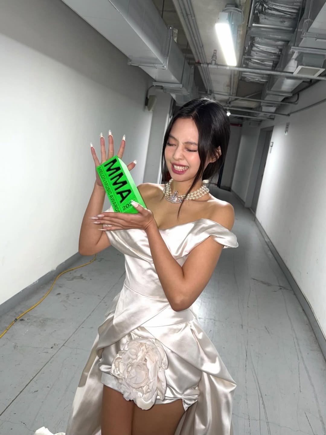 Photo shared by Enida rufati ♡ on December 24, 2025 tagging @jennierubyjane. May be an image of gown, costume, dress and text that says 'MELO MELO MELONMUSIC ΜMA AWARI AWARDS AWARDS'.