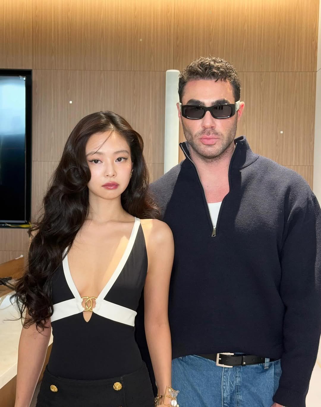 jennierubyjannie 게시물 이미지: 260527 Jennie with Sam Woolf

#JENNIE...