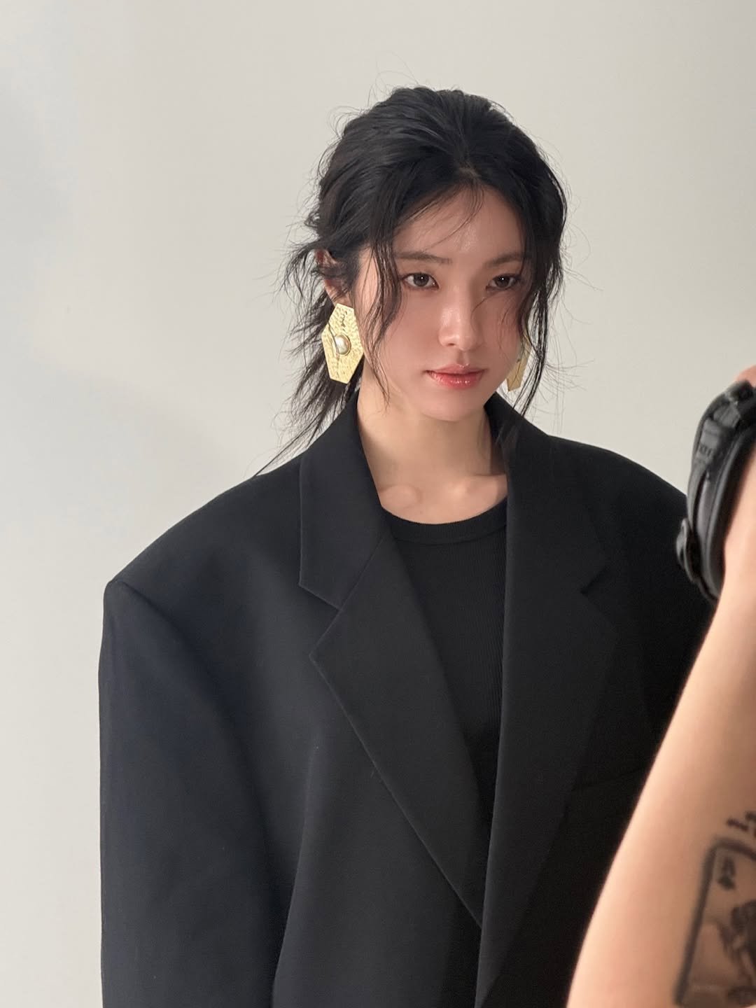 Photo shared by 제니하우스 jennyhouse official on March 29, 2026 tagging @_byeol1016, @mirise1018, and @havv_y. May be an image of one or more people, makeup, hair, bolo tie, hairpin and text.