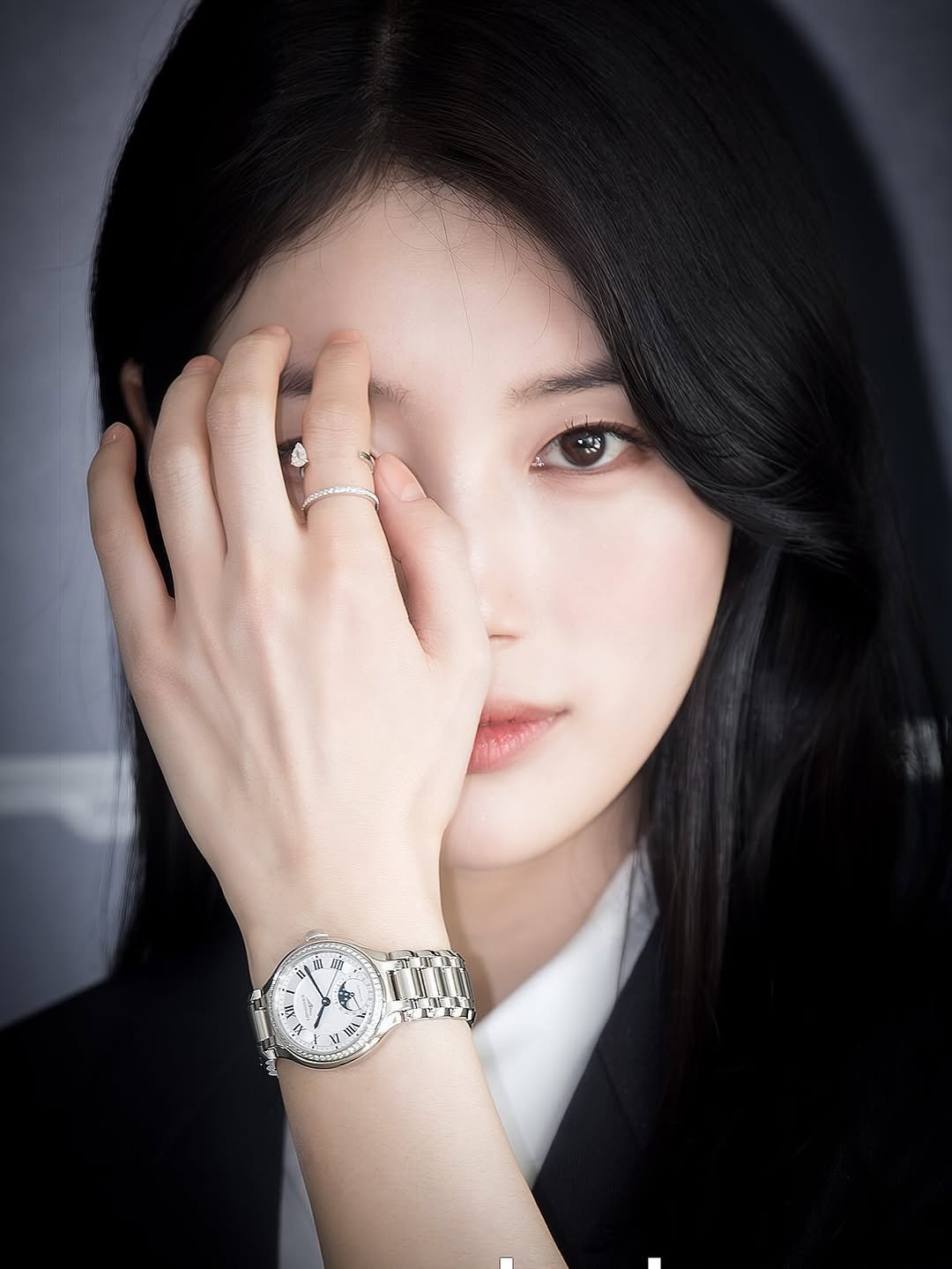 Photo shared by 제니하우스 jennyhouse official on March 25, 2026 tagging @lee_hanna_makeup, and @skuukzky. May be an image of wrist watch and text that says 'ug 饰 M RY 3'.
