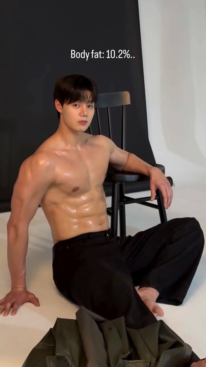 jeong_dohoon 게시물 이미지: 체지방 10% 넘아가니까 앉아서 촬영 안되겠네…
다이어트 시작🔥

#바디프로필...