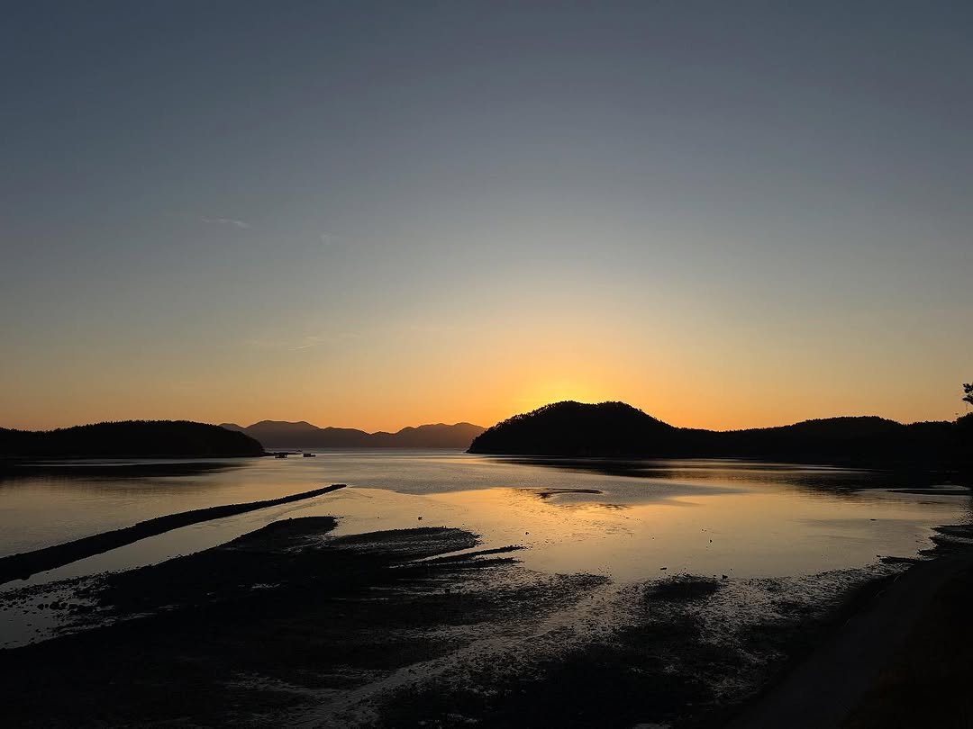 Photo by 이정한 on January 21, 2026. May be an image of twilight and water.