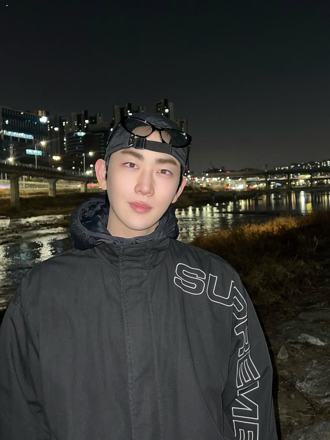 Photo by 이정한 on March 13, 2026. May be an image of hat, duffle coat, parka and text.