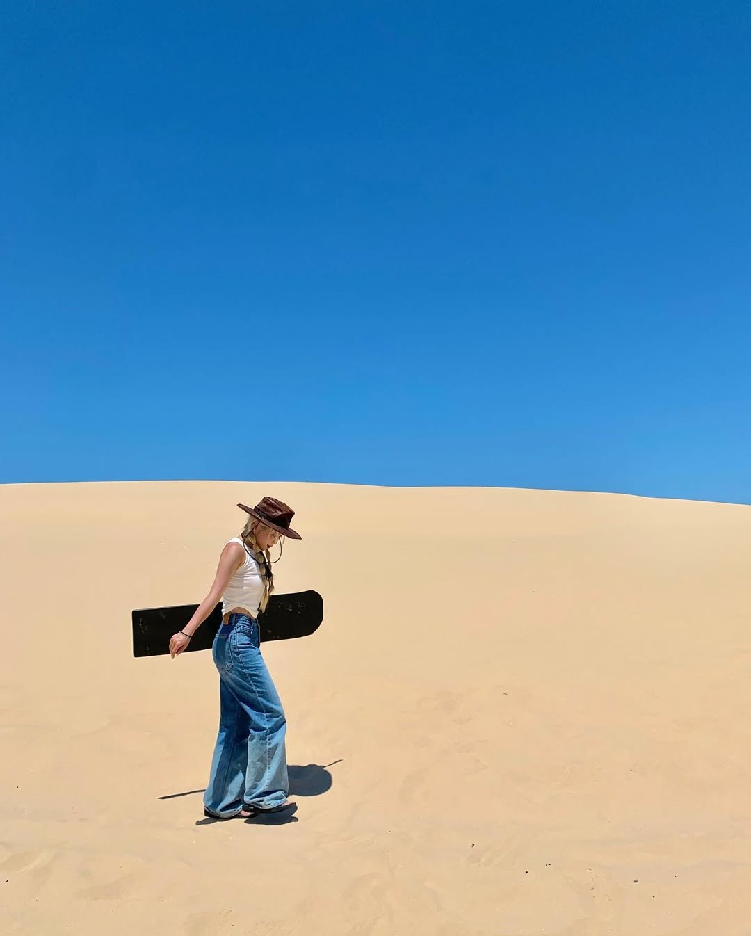 Photo shared by 유정 YUJEONG on January 27, 2023 tagging @oofos, @mimthewardrobe, @huggingoat, and @hippiedippy.kr.