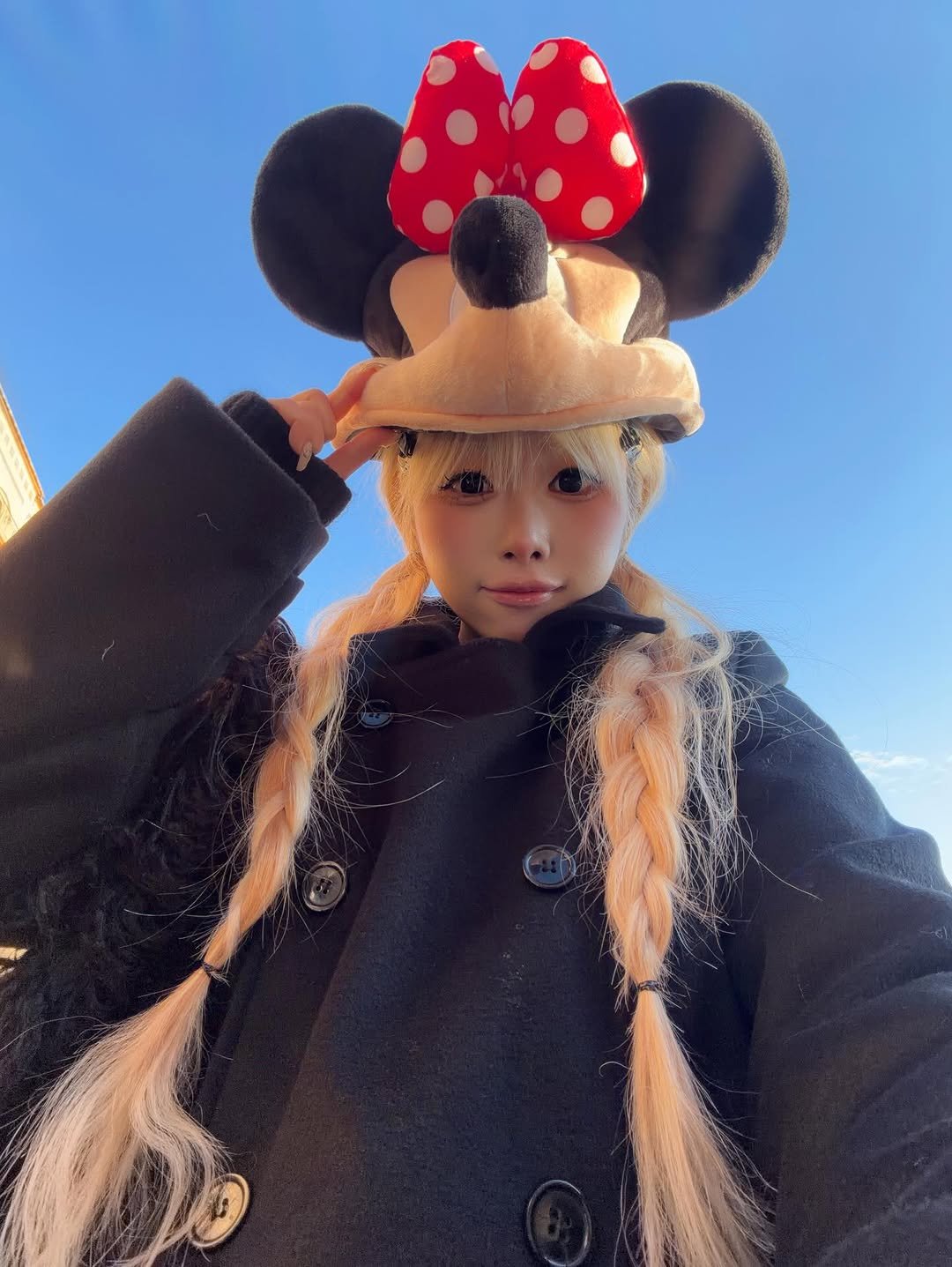 Photo by 유정 YUJEONG on January 02, 2026. May be an image of duffle coat, overcoat, Minnie Mouse, parka, beret and text.