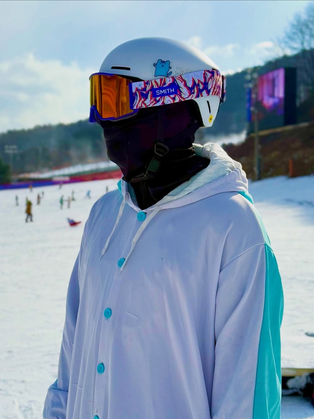 Photo shared by 날다람쥐 금정우 on December 27, 2025 tagging @smithkorea, and @smk_athlete. May be an image of snowboarding, face mask, ski, glasses, snowsuit, helmet, ski slope and text.