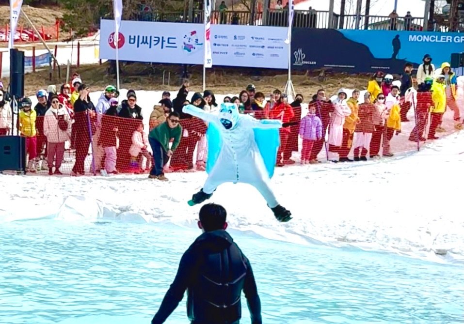 Photo by 날다람쥐 금정우 on December 31, 2025. May be an image of skateboard, surfboard, ski, wetsuit, water and text that says '0rPs 비씨카드 Tams 土 A 1i MONCLERGI'.