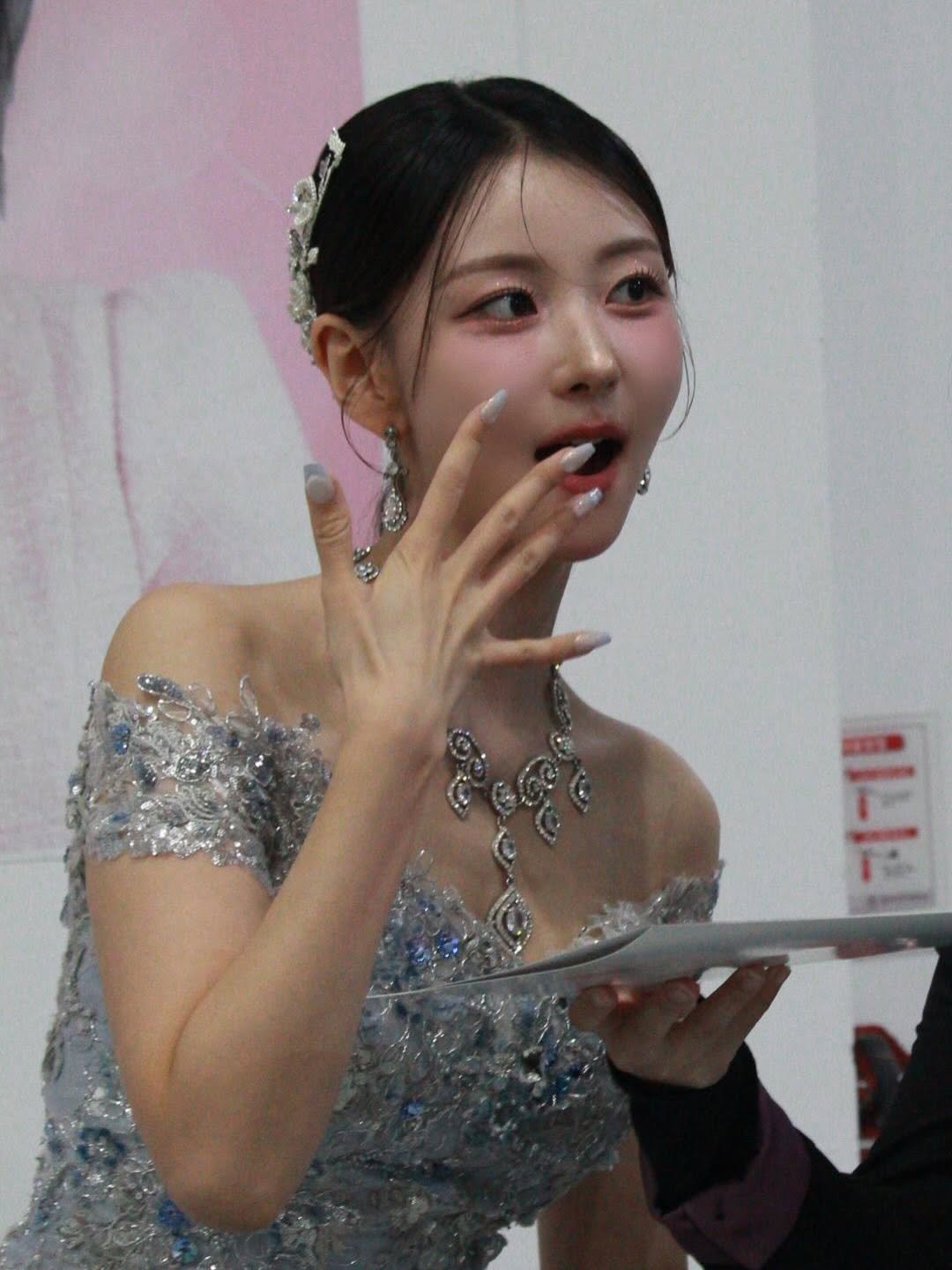 Photo shared by 더클래스모나크청담 스라헤어스타일링수석실장 on December 29, 2025 tagging @yyye__vely, @theclassmakeup, and @theclass_monarch. May be an image of one or more people, hair and text.