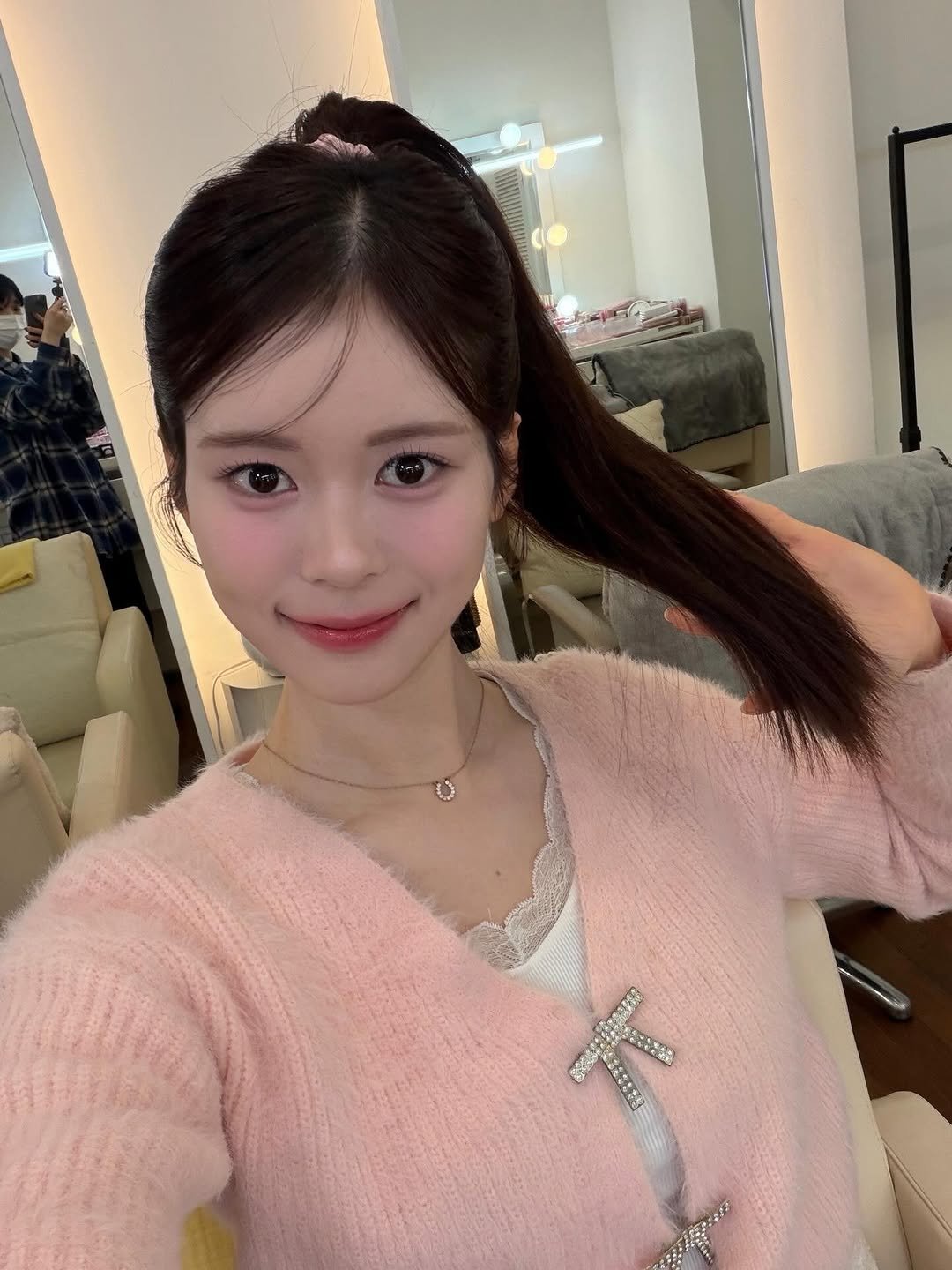 Photo shared by 더클래스모나크청담 스라헤어스타일링수석실장 on January 05, 2026 tagging @theclassmakeup, @mzkmoon25, @theclass_monarch, and @s6.eauty. May be a selfie of one or more people, braids, top and text.