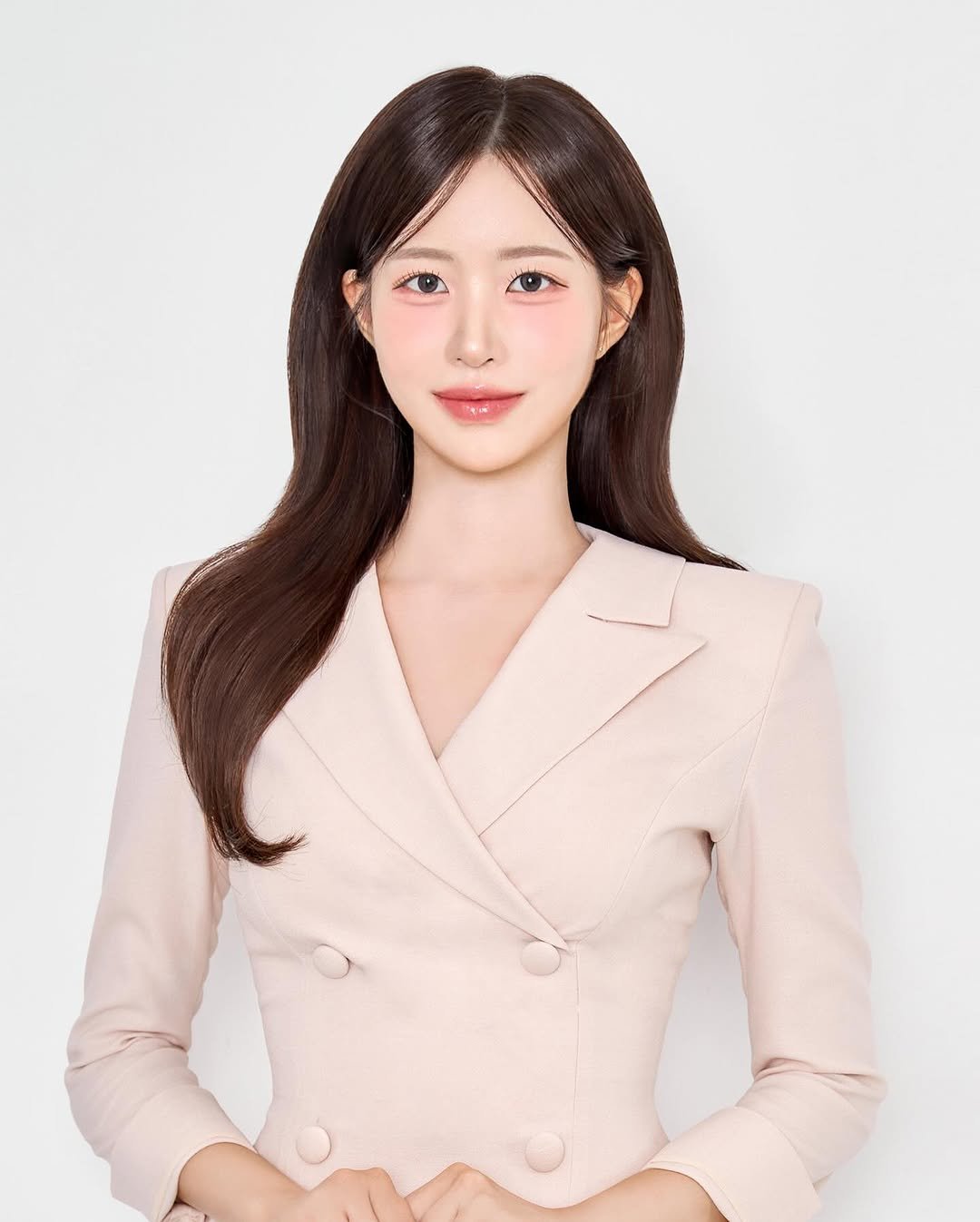 Photo shared by 더클래스모나크청담 스라헤어스타일링실장 on September 14, 2025 tagging @theclassmakeup, and @theclass_monarch. May be an image of 1 person.