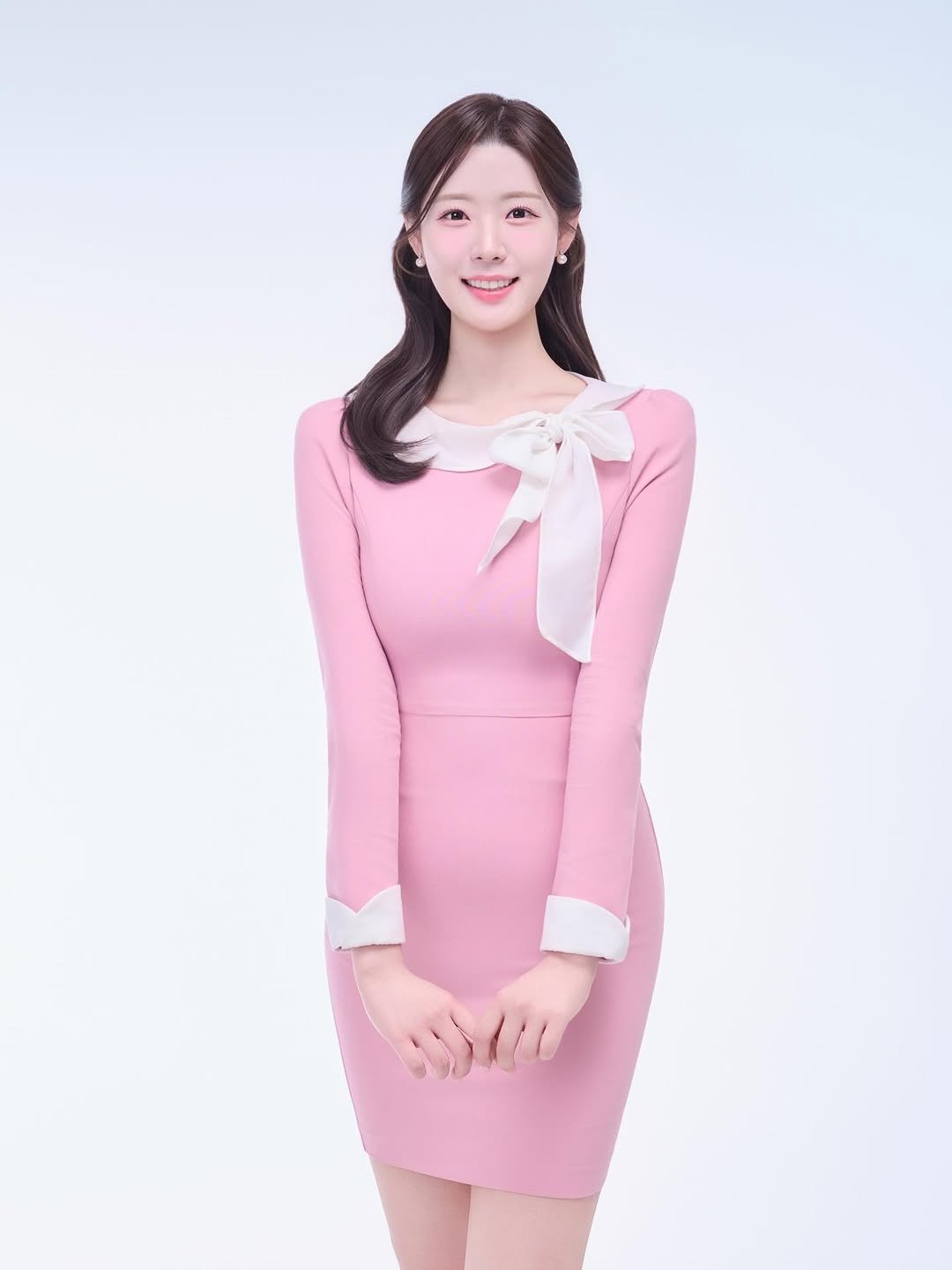 Photo shared by 더클래스모나크청담 스라헤어스타일링수석실장 on April 23, 2026 tagging @i0i88, @theclassmakeup, and @theclass_monarch. May be an image of dress and text.