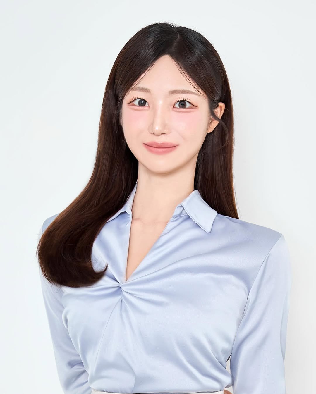 Photo shared by 더클래스모나크청담 스라헤어스타일링실장 on August 19, 2025 tagging @theclassmakeup, and @theclass_monarch. May be an image of 1 person, hair, makeup, top and text.