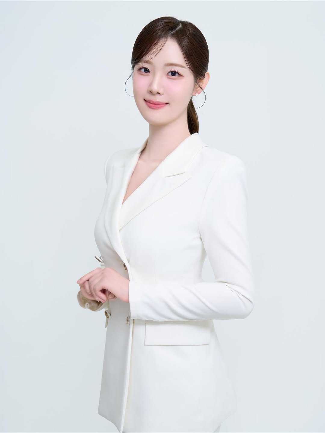 Photo shared by 더클래스모나크청담 스라헤어스타일링수석실장 on November 24, 2025 tagging @i0i88, @theclassmakeup, and @theclass_monarch. May be an image of one or more people, hair, blazer, suit and text.