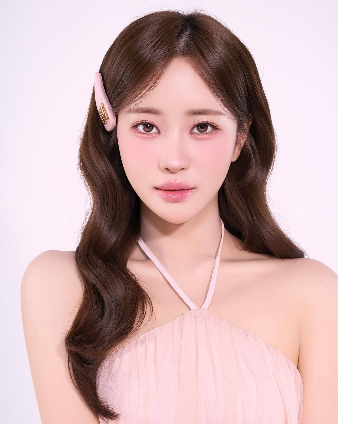 Photo shared by 더클래스모나크청담 스라헤어스타일링수석실장 on December 03, 2025 tagging @i0i88, @theclassmakeup, and @theclass_monarch. May be a closeup of one or more people, braids, makeup and text.