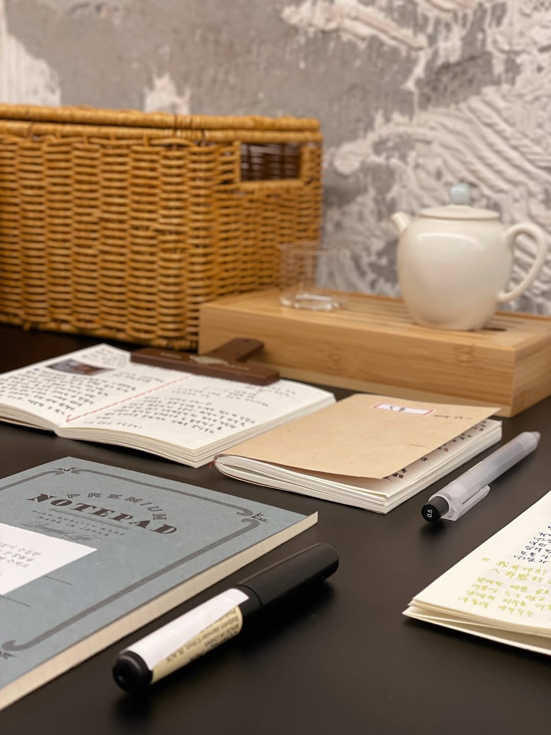 Photo shared by 제로 | 불렛저널 • 다이어리 • 필사 on October 24, 2025 tagging @sagaksagakpenfest. May be an image of diary, book, pen, clipboard and text.