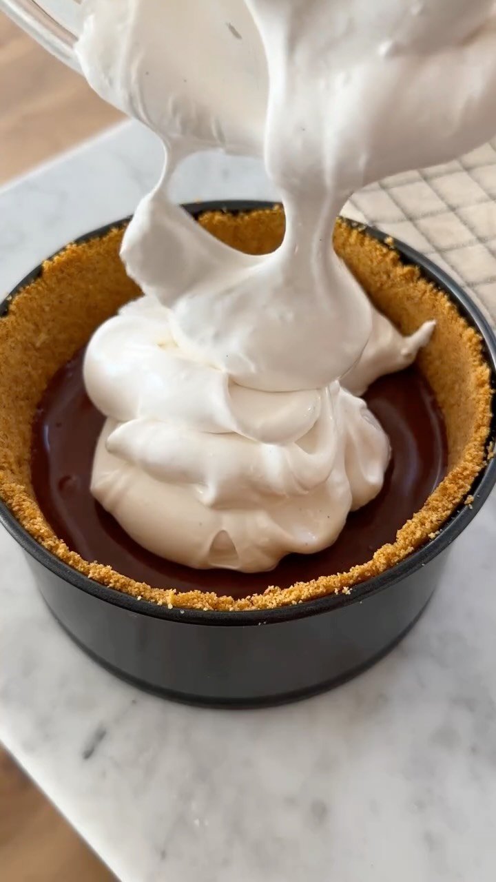 jessiejanedaye 게시물 이미지: Upside down S’mores Pie 🥧 because why not ☺️...