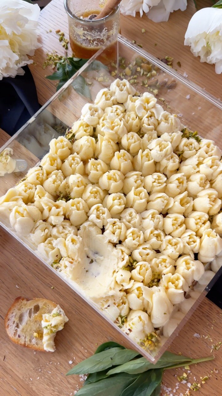 jessiejanedaye 게시물 이미지: Whipped Brie Tulips 🌷 because entertaining...