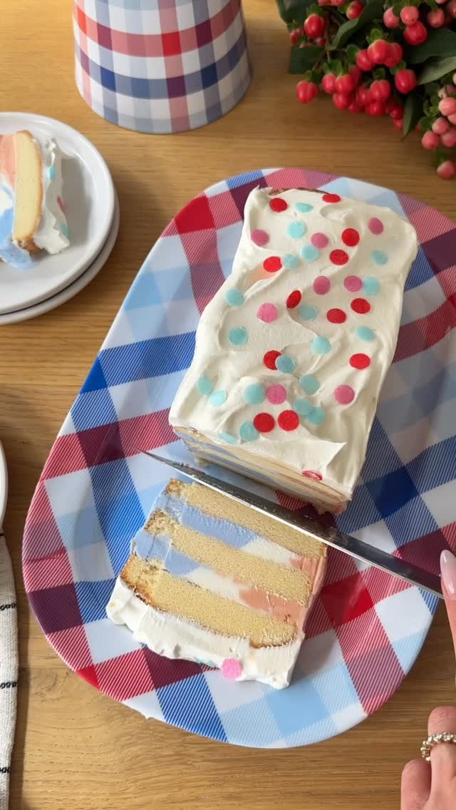 jessiejanedaye 게시물 이미지: 20 minute Ice Cream Cake ♥️🤍🩵 Use homemade or...