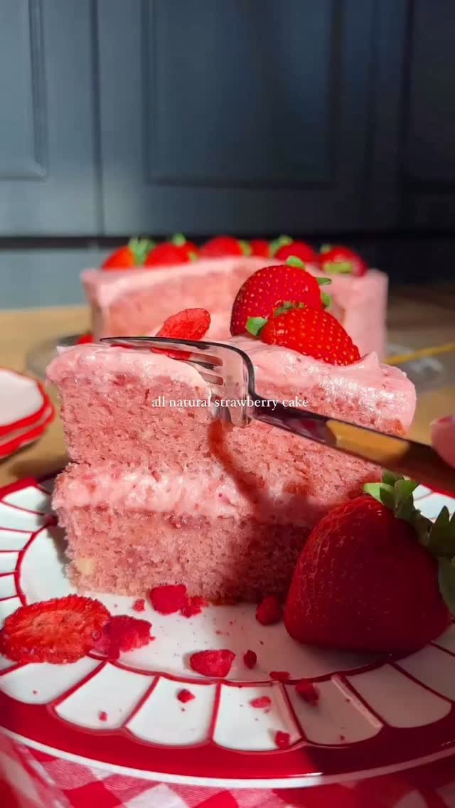jessiejanedaye 게시물 이미지: The Best Strawberry Cake with Strawberry Cream...
