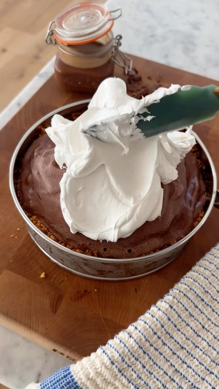 jessiejanedaye 게시물 이미지: Campfire Sundae Pie 🍫 All the best parts of a...