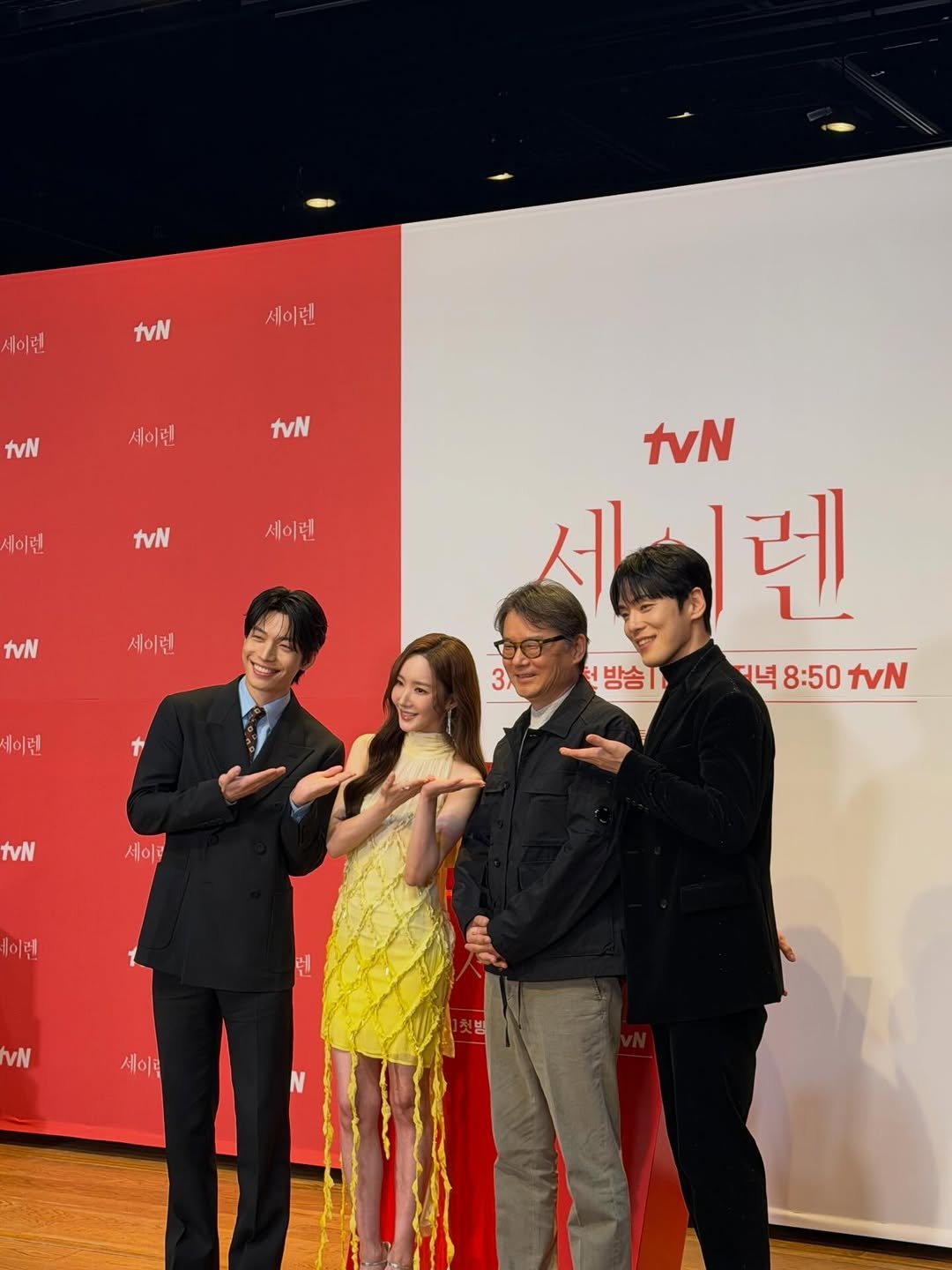 Photo shared by 김정현 on February 23, 2026 tagging @wi__wi__wi, and @rachel_mypark. May be an image of one or more people, bangs, people standing, carpet and text that says '데미런 tvN 세이렌 tvN 세이런 tvN 이런 tvN 세이런 tvN 세이런 이런 tvN 세어렌 세 3 방송! 녁8:50tvN 녁 8:50 tvN tvN 세이 이런 VN 세이'.