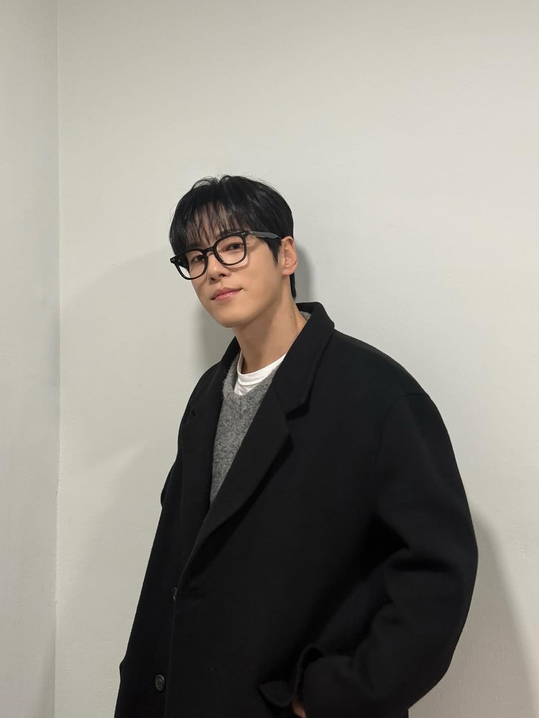 Photo by 김정현 on February 02, 2026. May be an image of one or more people, hair, duffle coat, overcoat, eyeglasses, turtleneck, parka, jacket, blazer and text.