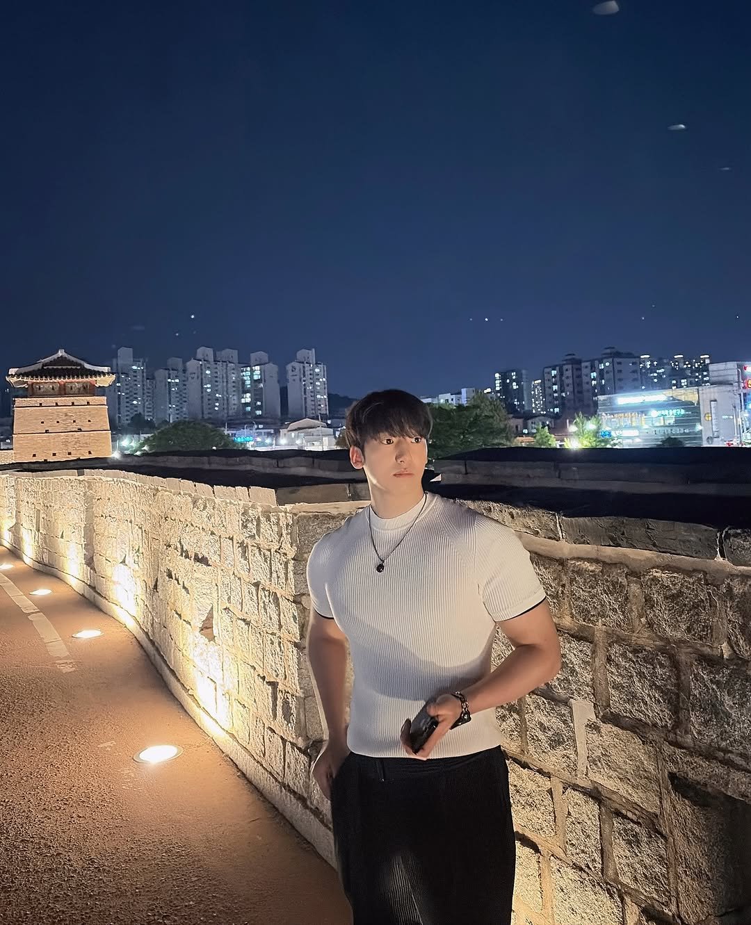 jho___on 게시물 이미지: 5월의 밤🫥
.
밤만은..계속 시원했으면 좋겠다
이제 낮엔 안나가고 싶다 
근데 해가 길다
파워냉방
