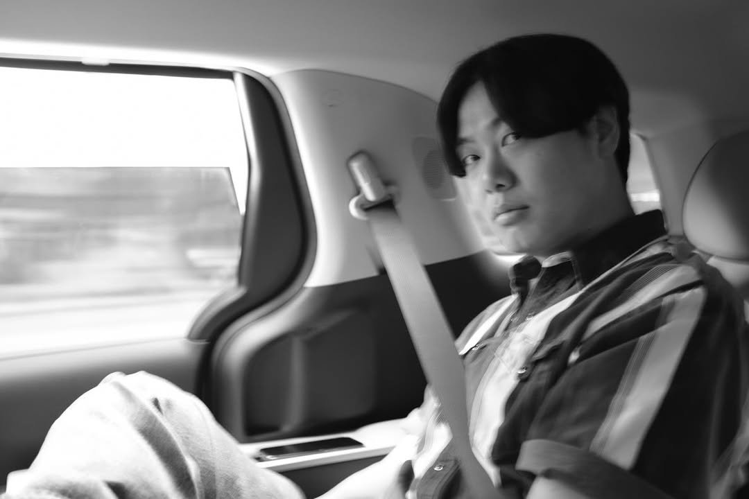 Photo by 임재혁 on December 31, 2025. May be a black-and-white image of car, seatbelt and text.