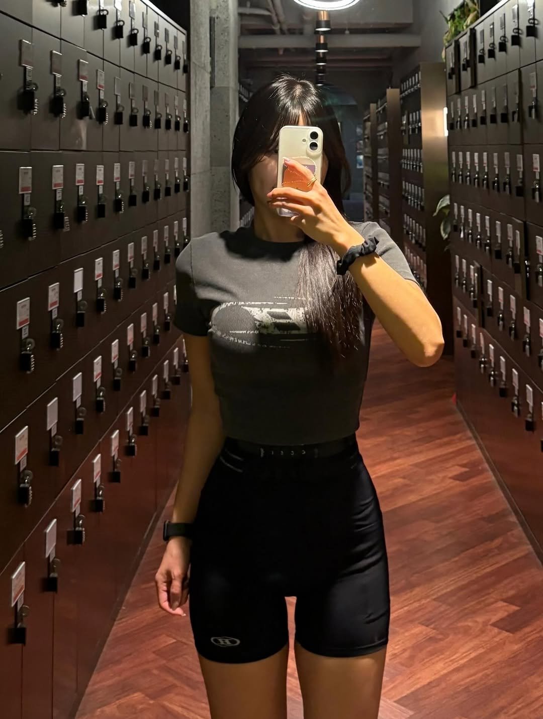 ji__uuuu_fit 게시물 이미지: 하체 사십분 컷 > 태닝 > 집 🥵
진짜 태닝이 세상에서 제일 귀찮ㅇ ㅏ,,
구치만...