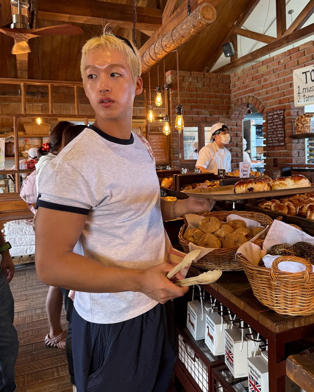 Photo shared by 지상근 / JIDAOL(지다올) on July 30, 2025 tagging @london.bagel.museum. May be an image of 4 people, baguette and text.