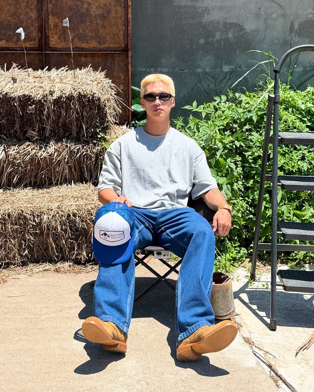 Photo by 지상근 / JIDAOL(지다올) on July 28, 2025. May be an image of 1 person, glasses, rocking chair, scarecrow and text.