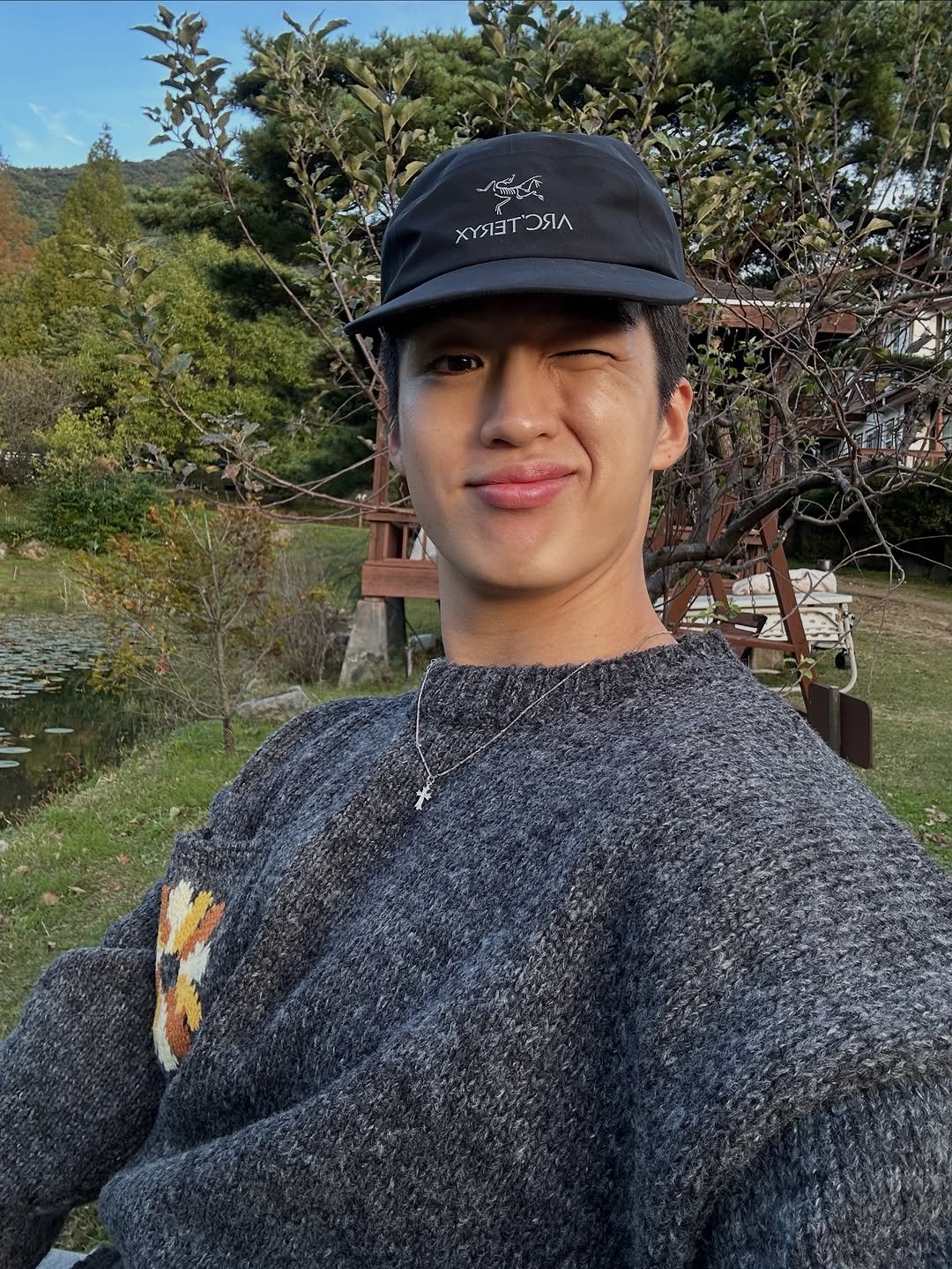 Photo by 지상근 / JIDAOL(지다올) on November 01, 2025. May be an image of hat, parka, top, park, picnic and text.