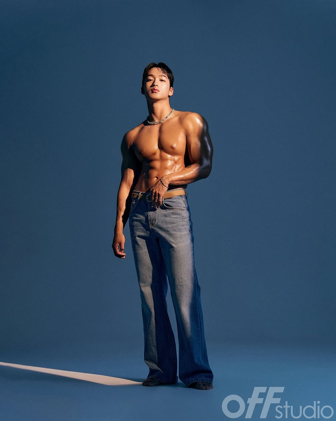 Photo shared by 지상근 / JIDAOL(지다올) on August 14, 2025 tagging @bongyujung, and @off__studio. May be an image of 1 person, biceps and text that says 'OfF studio'.