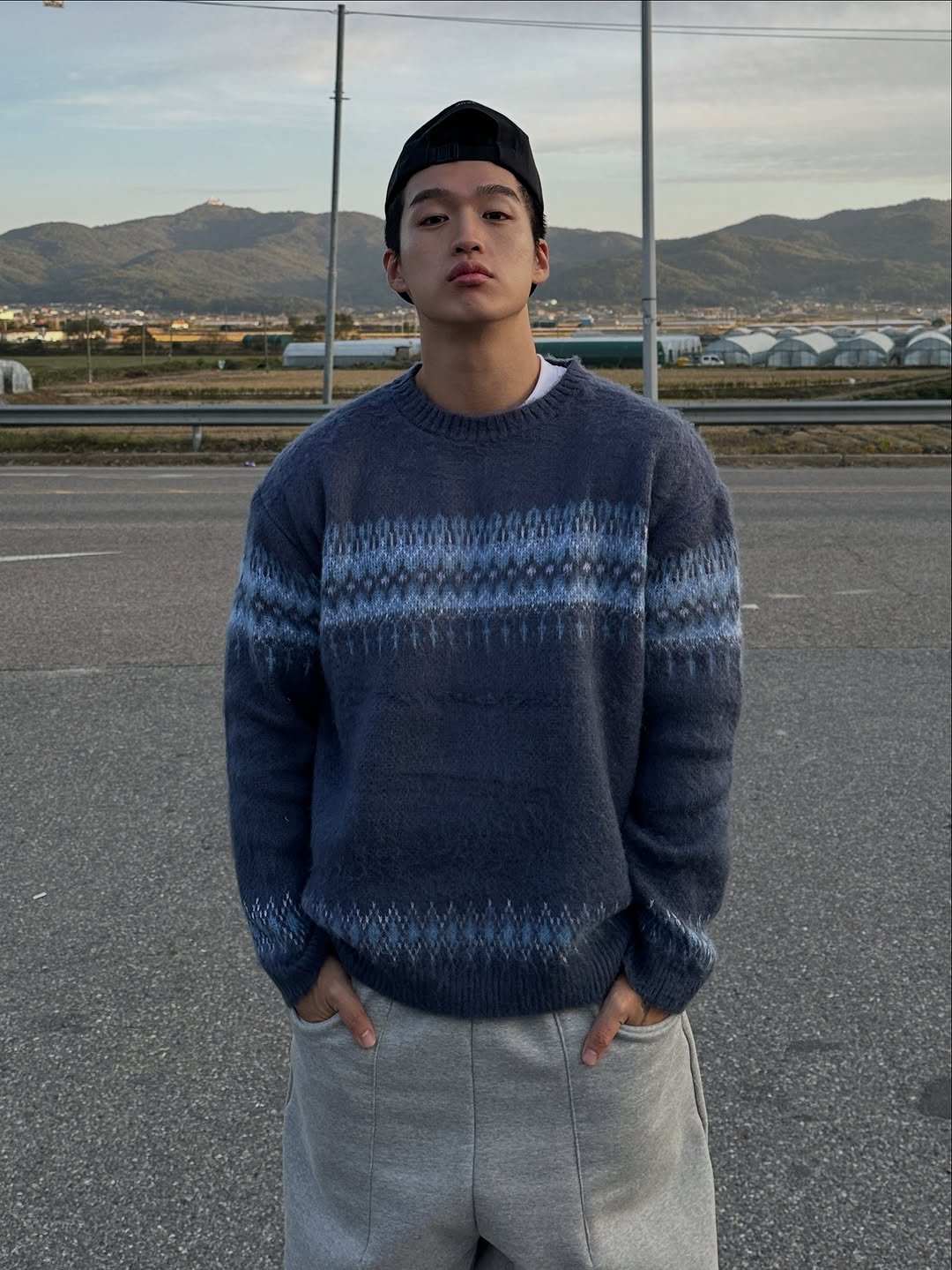 Photo by 지상근 / JIDAOL(지다올) on November 10, 2025. May be an image of turtleneck, sweatpants, sweater, fleece, knit and text.