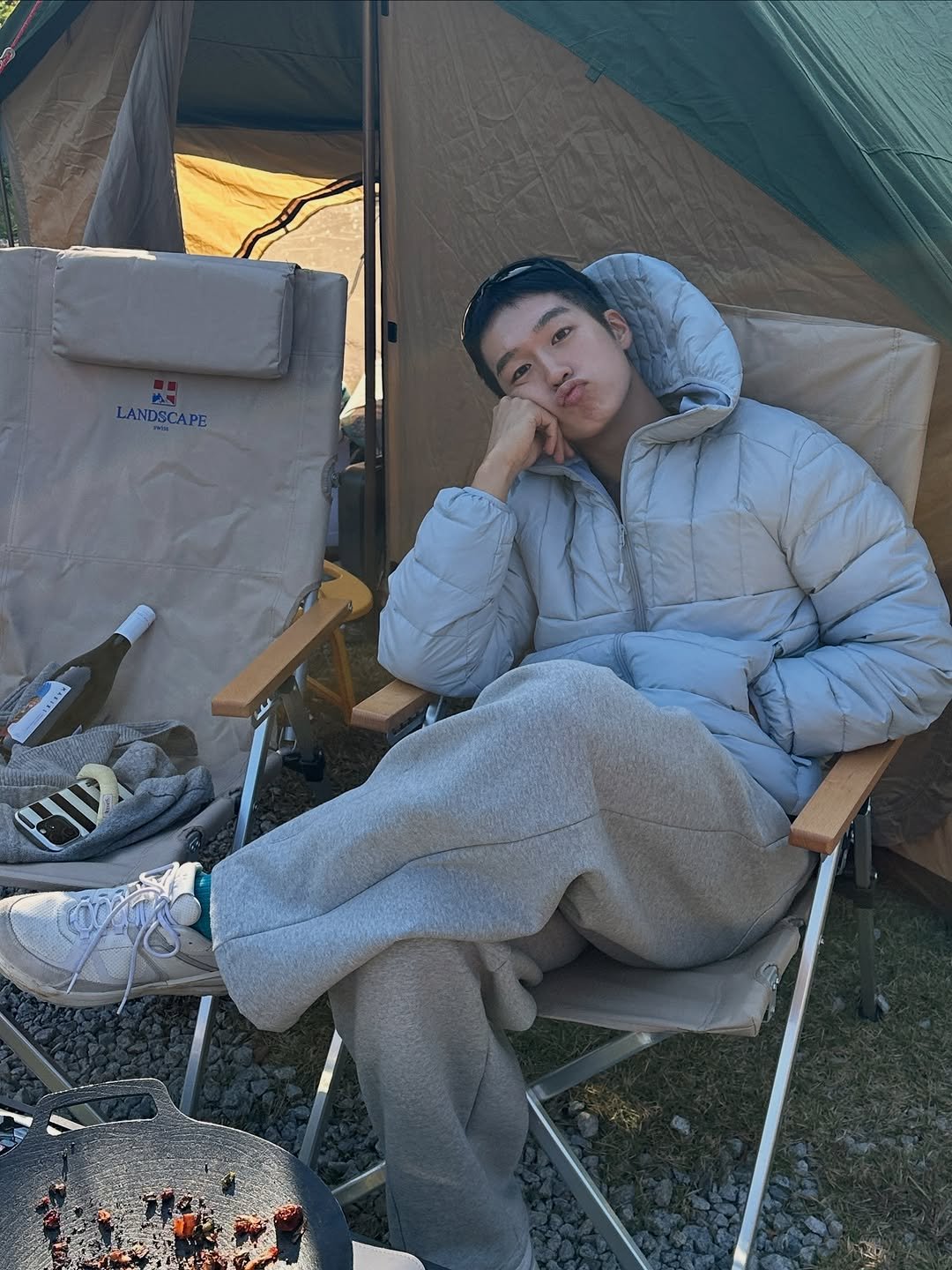 Photo by 지상근 / JIDAOL(지다올) on October 27, 2025. May be an image of campsite, goosedown coat, duffle coat, military uniform, tent, deck chair, parka, picnic and text.